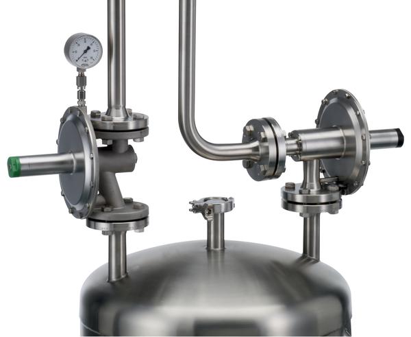 Low-pressure control valve for reactors