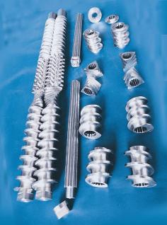 Flexible extruders with segmented screws