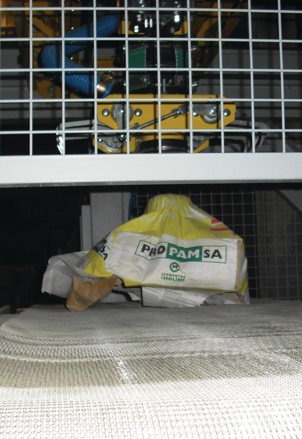Emptying paper valve bags automatically