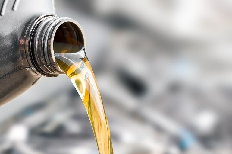 Pouring_oil_to_car_engine._Fresh_oil_poured_during_an_oil_change_to_a_car.